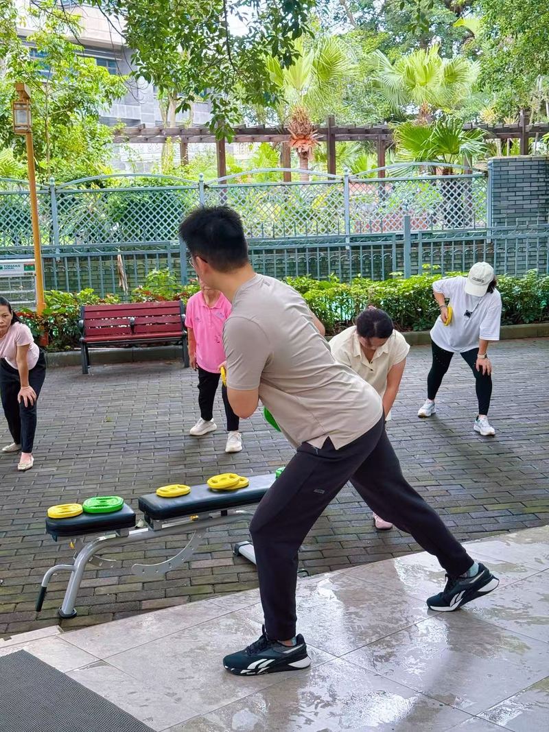 一溪云树下练教练带领多人训练