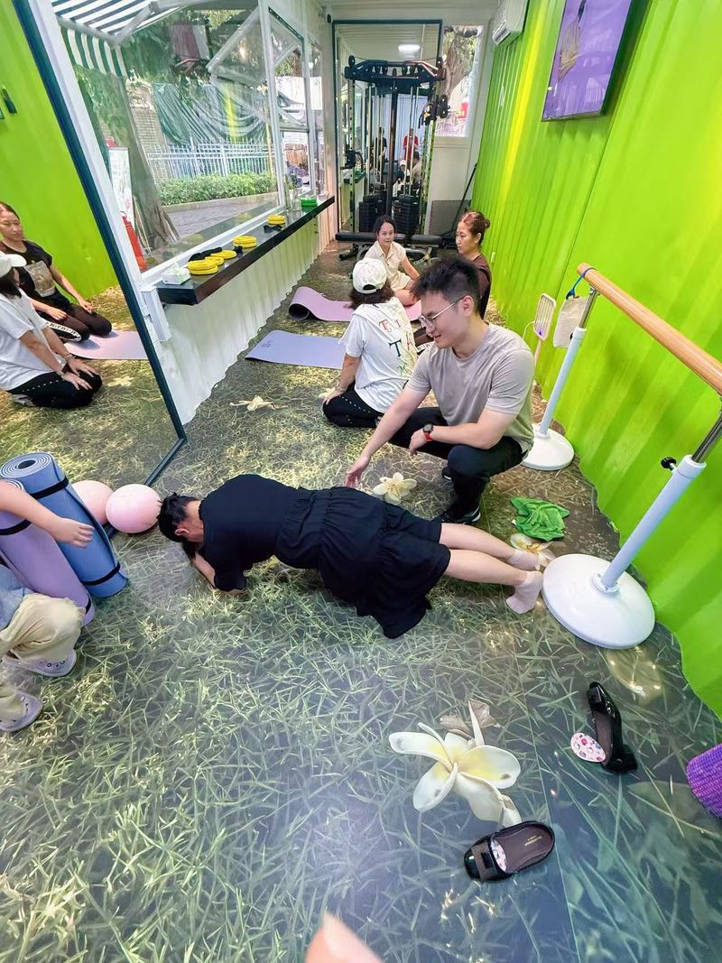 一溪云树下练小班动作指导