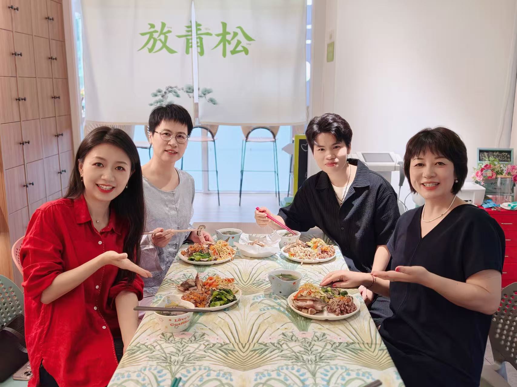 一溪云朋友一起吃彩虹餐
